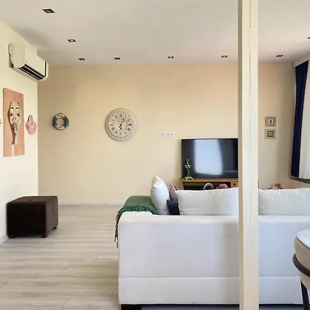 Stylish 2br Lagoon Views 아파트